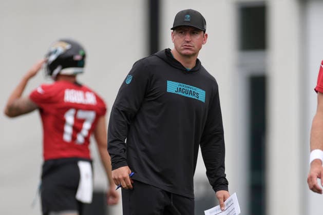 JACKSONVILLE, FL - JUNE 09: Jacksonville Jaguars offensive coordinator Grant Udinski looks on during Minicamp on June 9, 2026 at Miller Electric Center in Jacksonville, Fl. (Photo by David Rosenblum Icon Sportswire) NFL, American Football Herren, USA JUN 09 Jacksonville Jaguars Minicamp EDITORIAL USE ONLY Icon260609161221