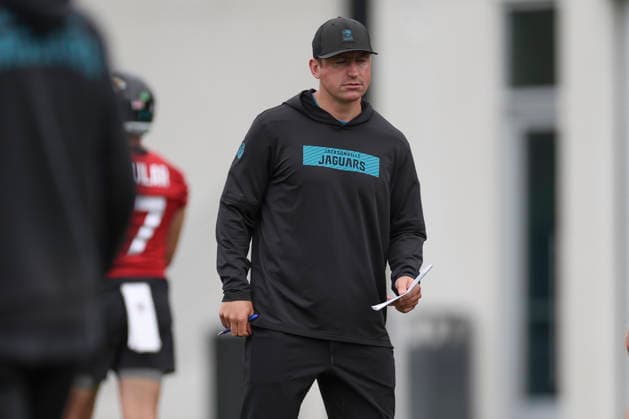 JACKSONVILLE, FL - JUNE 09: Jacksonville Jaguars offensive coordinator Grant Udinski looks on during Minicamp on June 9, 2026 at Miller Electric Center in Jacksonville, Fl. (Photo by David Rosenblum Icon Sportswire) NFL, American Football Herren, USA JUN 09 Jacksonville Jaguars Minicamp EDITORIAL USE ONLY Icon260609161226