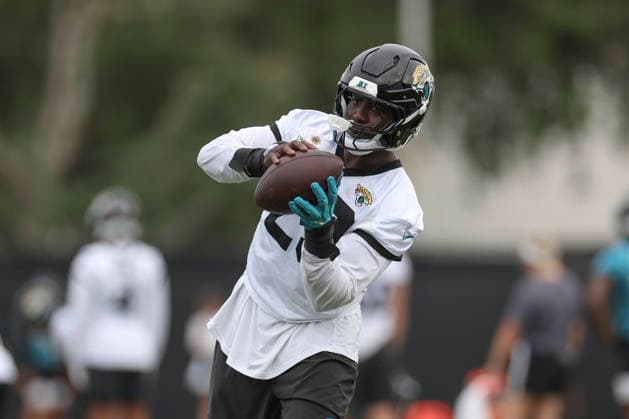 JACKSONVILLE, FL - JUNE 09: Jacksonville Jaguars linebacker Foyesade Oluokun (23) catches a ball during Minicamp on June 9, 2026 at Miller Electric Center in Jacksonville, Fl. (Photo by David Rosenblum Icon Sportswire) NFL, American Football Herren, USA JUN 09 Jacksonville Jaguars Minicamp EDITORIAL USE ONLY Icon260609161240