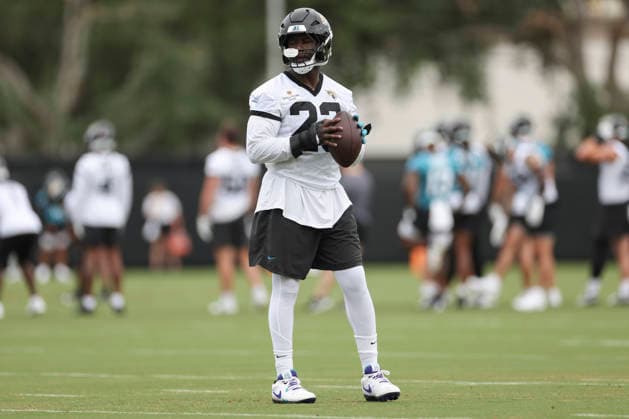 JACKSONVILLE, FL - JUNE 09: Jacksonville Jaguars linebacker Foyesade Oluokun (23) catches a ball during Minicamp on June 9, 2026 at Miller Electric Center in Jacksonville, Fl. (Photo by David Rosenblum Icon Sportswire) NFL, American Football Herren, USA JUN 09 Jacksonville Jaguars Minicamp EDITORIAL USE ONLY Icon260609161252