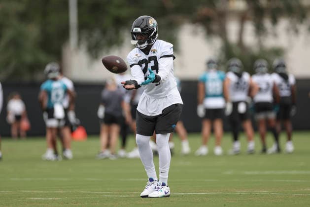 JACKSONVILLE, FL - JUNE 09: Jacksonville Jaguars linebacker Foyesade Oluokun (23) catches a ball during Minicamp on June 9, 2026 at Miller Electric Center in Jacksonville, Fl. (Photo by David Rosenblum Icon Sportswire) NFL, American Football Herren, USA JUN 09 Jacksonville Jaguars Minicamp EDITORIAL USE ONLY Icon260609161261