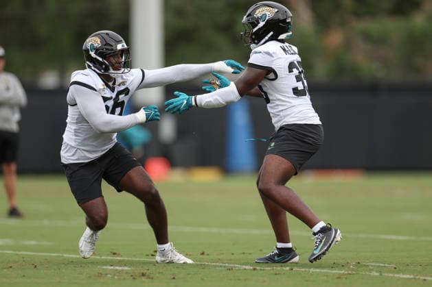 JACKSONVILLE, FL - JUNE 09: Jacksonville Jaguars linebacker Yasir Abdullah (56) and Jacksonville Jaguars linebacker Jalen McLeod (35) work on a drill during Minicamp on June 9, 2026 at Miller Electric Center in Jacksonville, Fl. (Photo by David Rosenblum Icon Sportswire) NFL, American Football Herren, USA JUN 09 Jacksonville Jaguars Minicamp EDITORIAL USE ONLY Icon260609161588