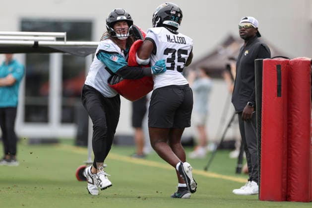 JACKSONVILLE, FL - JUNE 09: Jacksonville Jaguars linebacker Dennis Gardeck (47) and Jacksonville Jaguars linebacker Jalen McLeod (35) work on a drill during Minicamp on June 9, 2026 at Miller Electric Center in Jacksonville, Fl. (Photo by David Rosenblum Icon Sportswire) NFL, American Football Herren, USA JUN 09 Jacksonville Jaguars Minicamp EDITORIAL USE ONLY Icon260609161650