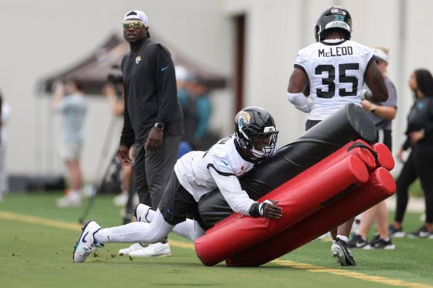 JACKSONVILLE, FL - JUNE 09: Jacksonville Jaguars linebacker Foyesade Oluokun (23) works on a drill during Minicamp on June 9, 2026 at Miller Electric Center in Jacksonville, Fl. (Photo by David Rosenblum Icon Sportswire) NFL, American Football Herren, USA JUN 09 Jacksonville Jaguars Minicamp EDITORIAL USE ONLY Icon260609161674