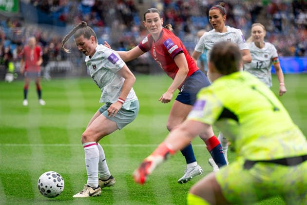 260609 Claudia Wenger of Austria and Elisabeth Terland of Norway during the FIFA Women s World Cup Qualifier football match between Norway and Austria on June 9, 2026 in Oslo. Photo: Jon Olav Nesvold BILDBYRAN COP 217 MM0070 bbeng fotball soccer football fotboll FIFA World Cup, WM, Weltmeisterschaft, Fussball qualifiers vm-kvalifisering kvinner vm kvalik landskamp dam norge norway austria osterrike