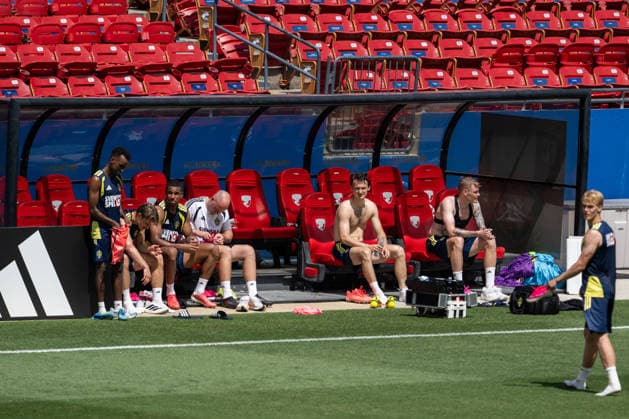260609 Players of the Swedish national football team on the bench at a training session during day -2 of the FIFA World Cup, WM, Weltmeisterschaft, Fussball 2026 on June 9, 2026 in Dallas. Photo: Petter Arvidson BILDBYRAN kod PA PA1225 fotboll football soccer fotball vm fotbolls-vm fotball-vm fotbolls-vm 2026 fifa world cup 2026 träning practice training sverige sweden sverige a day -2 bbeng