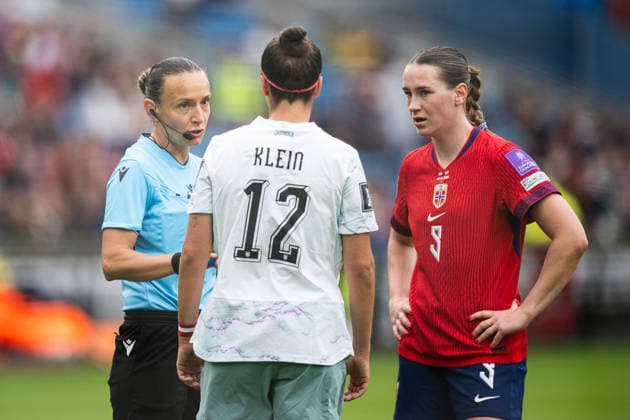 260609 Ivana Projkovska, referee, Jennifer Klein of Austria and Elisabeth Terland of Norway during the FIFA Women s World Cup Qualifier football match between Norway and Austria on June 9, 2026 in Oslo. Photo: Jon Olav Nesvold BILDBYRAN COP 217 MM0070 bbeng fotball soccer football fotboll FIFA World Cup, WM, Weltmeisterschaft, Fussball qualifiers vm-kvalifisering kvinner vm kvalik landskamp dam norge norway austria osterrike
