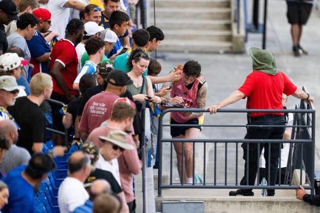260609 Victor Nilsson Lindelöf of the Swedish national football team with fans at a training session during day -2 of the FIFA World Cup, WM, Weltmeisterschaft, Fussball 2026 on June 9, 2026 in Dallas. Photo: Petter Arvidson BILDBYRAN kod PA PA1225 fotboll football soccer fotball vm fotbolls-vm fotball-vm fotbolls-vm 2026 fifa world cup 2026 träning practice training sverige sweden sverige a day -2 bbeng publik