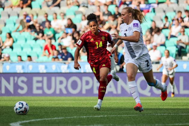 Ljubljana, Slowenien: 09.06. 2026 - Länderspiel - WM-Qualifikation der Frauen - Slowenien vs. Deutschland Im Bild: v.li. Shekiera Martinez (Deutschland) und Lana Golob (Slowenien)