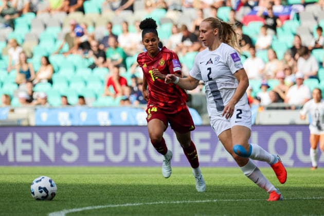 Ljubljana, Slowenien: 09.06. 2026 - Länderspiel - WM-Qualifikation der Frauen - Slowenien vs. Deutschland Im Bild: v.li. Shekiera Martinez (Deutschland) und Lana Golob (Slowenien)