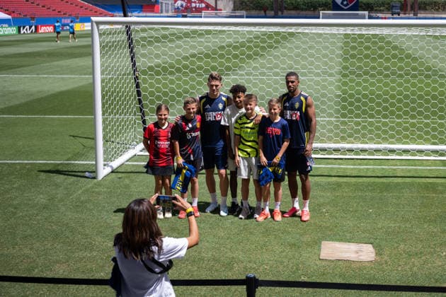 260609 Viktor Gyökeres and Isak Hien of the Swedish national football team with fans at a training session during day -2 of the FIFA World Cup, WM, Weltmeisterschaft, Fussball 2026 on June 9, 2026 in Dallas. Photo: Petter Arvidson BILDBYRAN kod PA PA1225 fotboll football soccer fotball vm fotbolls-vm fotball-vm fotbolls-vm 2026 fifa world cup 2026 träning practice training sverige sweden sverige a day -2 bbeng publik barn ungdom