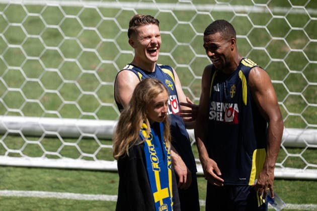 260609 Viktor Gyökeres and Isak Hien of the Swedish national football team with fans at a training session during day -2 of the FIFA World Cup, WM, Weltmeisterschaft, Fussball 2026 on June 9, 2026 in Dallas. Photo: Petter Arvidson BILDBYRAN kod PA PA1225 fotboll football soccer fotball vm fotbolls-vm fotball-vm fotbolls-vm 2026 fifa world cup 2026 träning practice training sverige sweden sverige a day -2 bbeng publik barn ungdom