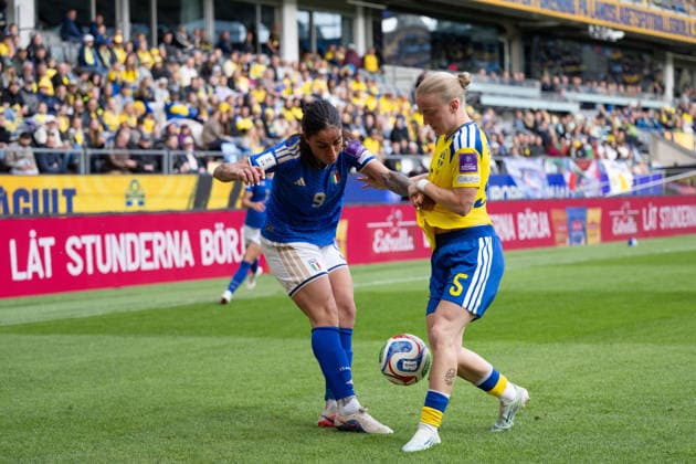 260609 Martina Piemonte of Italy and Anna Sandberg of Sweden during the FIFA Women s World Cup Qualifier football match between Sweden and Italy on June 9, 2026 in Gothenburg. Photo: Mathias Bergeld BILDBYRAN kod MB CS0935 fotboll football soccer fotball vm-kval kval fifa womens world cup qualifier qualifier sverige sweden italien italy dam bbeng