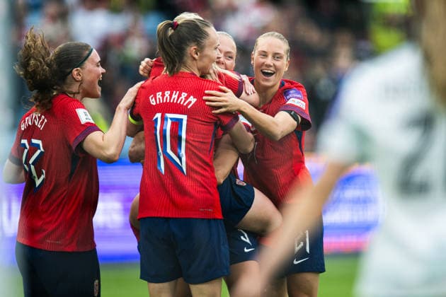 260609 Signe Gaupset, Caroline Graham Hansen and Lisa Naalsund of Norway celebrates after 1-0 during the FIFA Women s World Cup Qualifier football match between Norway and Austria on June 9, 2026 in Oslo. Photo: Jon Olav Nesvold BILDBYRAN COP 217 MM0070 bbeng fotball soccer football fotboll FIFA World Cup, WM, Weltmeisterschaft, Fussball qualifiers vm-kvalifisering kvinner vm kvalik landskamp dam norge norway austria osterrike