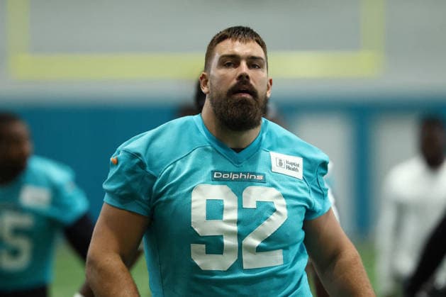 MIAMI GARDNES, FL - JUNE 09: Miami Dolphins defensive tackle Zach Sieler (92) warms up during the Miami Dolphins OTA on Tuesday, June 9, 2026 at Baptist Health Training Complexr in Miami Gardens, FL (Photo by Peter Joneleit Icon Sportswire) NFL, American Football Herren, USA JUN 09 Miami Dolphins OTA EDITORIAL USE ONLY Icon260609015