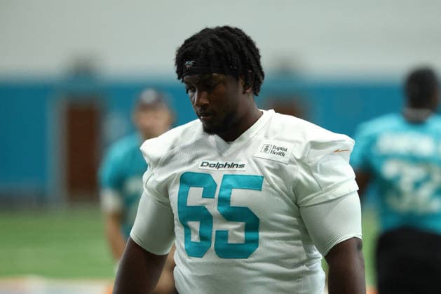 MIAMI GARDNES, FL - JUNE 09: Miami Dolphins guard James Ester (65) warms up during the Miami Dolphins OTA on Tuesday, June 9, 2026 at Baptist Health Training Complexr in Miami Gardens, FL (Photo by Peter Joneleit Icon Sportswire) NFL, American Football Herren, USA JUN 09 Miami Dolphins OTA EDITORIAL USE ONLY Icon260609017