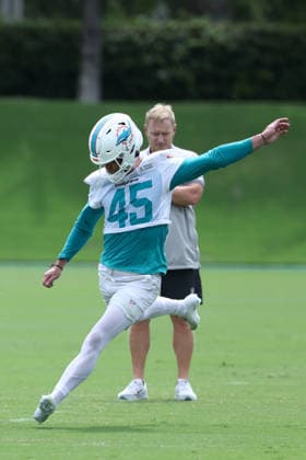 MIAMI GARDNES, FL - JUNE 09: Miami Dolphins kicker Zane Gonzalez (45) practices field goal kicking during the Miami Dolphins OTA on Tuesday, June 9, 2026 at Baptist Health Training Complexr in Miami Gardens, FL (Photo by Peter Joneleit Icon Sportswire) NFL, American Football Herren, USA JUN 09 Miami Dolphins OTA EDITORIAL USE ONLY Icon260609022