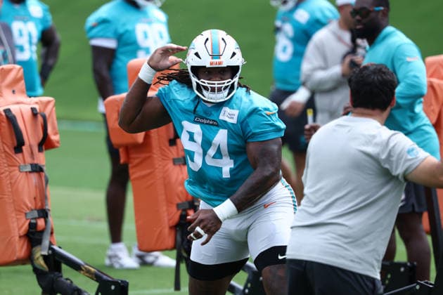 MIAMI GARDNES, FL - JUNE 09: Miami Dolphins defensive tackle Jordan Phillips (94) runs drills during the Miami Dolphins OTA on Tuesday, June 9, 2026 at Baptist Health Training Complexr in Miami Gardens, FL (Photo by Peter Joneleit Icon Sportswire) NFL, American Football Herren, USA JUN 09 Miami Dolphins OTA EDITORIAL USE ONLY Icon260609031