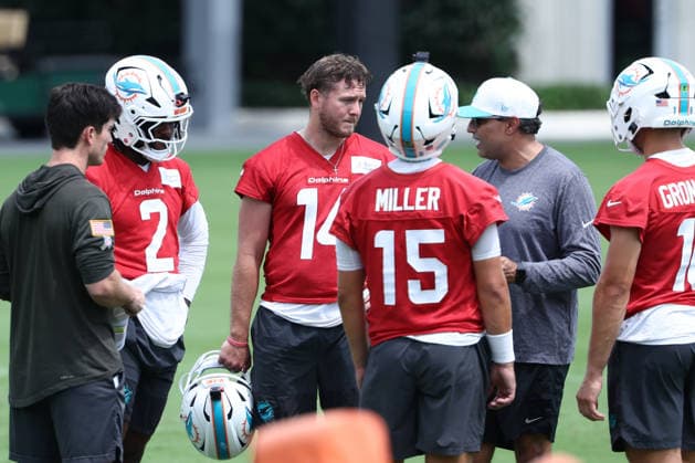 MIAMI GARDNES, FL - JUNE 09: A coach speaks with the four Miami Dolphins quaterbacks during the Miami Dolphins OTA on Tuesday, June 9, 2026 at Baptist Health Training Complexr in Miami Gardens, FL (Photo by Peter Joneleit Icon Sportswire) NFL, American Football Herren, USA JUN 09 Miami Dolphins OTA EDITORIAL USE ONLY Icon260609032