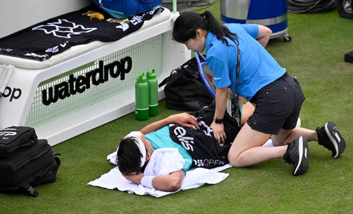 Daniel Altmaier (GER) verletzt Verletzung Behandlungspause Physio Physiotherapeutin Tennis Herren BOSS Open ATP, Tennis Herren 250 Stuttgart 2026 Weissenhof BOSS Open ATP 250 Stuttgart 2026