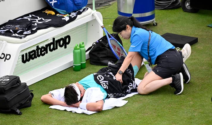 Daniel Altmaier (GER) verletzt Verletzung Behandlungspause Physio Physiotherapeutin Tennis Herren BOSS Open ATP, Tennis Herren 250 Stuttgart 2026 Weissenhof BOSS Open ATP 250 Stuttgart 2026