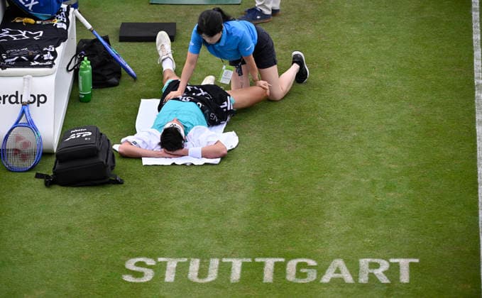Daniel Altmaier (GER) verletzt Verletzung Behandlungspause Physio Physiotherapeutin Tennis Herren BOSS Open ATP, Tennis Herren 250 Stuttgart 2026 Weissenhof BOSS Open ATP 250 Stuttgart 2026