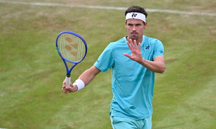 Daniel Altmaier (GER) Gestik Geste entschuldigt sich fuer Netzroller Tennis Herren BOSS Open ATP, Tennis Herren 250 Stuttgart 2026 Weissenhof BOSS Open ATP 250 Stuttgart 2026
