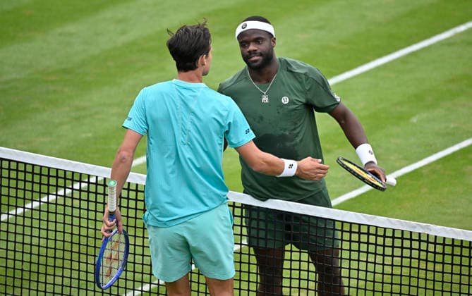 nach Spielende: Daniel Altmaier (GER) gratuliert Frances Tiafoe (USA) zum Matchgewinn Tennis Herren BOSS Open ATP, Tennis Herren 250 Stuttgart 2026 Weissenhof BOSS Open ATP 250 Stuttgart 2026