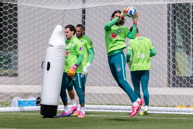 FIFA World Cup, WM, Weltmeisterschaft, Fussball 2026 preparations - Brazil training session Brazil s goalkeeper Allison (C) participates in a training session in Morris Township, New Jersey, USA, 09 June 2026. Brazil are drawn in Group C of the upcoming FIFA World Cup 2026 starting on 11 June 2026 and running 19 July 2026. Morris Township New Jersey United States  Copyright: xOLGAxFEDOROVAx