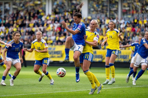 260609 Sofia Cantore of Italy and Stina Blackstenius of Sweden during the FIFA Women s World Cup Qualifier football match between Sweden and Italy on June 9, 2026 in Gothenburg. Photo: Mathias Bergeld BILDBYRAN kod MB CS0935 fotboll football soccer fotball vm-kval kval fifa womens world cup qualifier qualifier sverige sweden italien italy dam bbeng