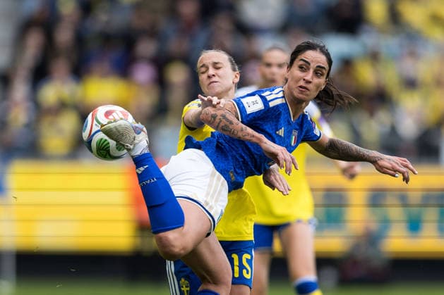 260609 Martina Piemonte of Italy and Julia Zigiotti Olme of Sweden during the FIFA Women s World Cup Qualifier football match between Sweden and Italy on June 9, 2026 in Gothenburg. Photo: Michael Erichsen BILDBYRAN COP 89 CS0935 fotboll football soccer fotball vm-kval kval fifa womens world cup qualifier qualifier sverige sweden italien italy dam bbeng
