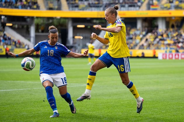 260609 Arianna Caruso of Italy and Filippa Angeldahl of Sweden during the FIFA Women s World Cup Qualifier football match between Sweden and Italy on June 9, 2026 in Gothenburg. Photo: Carl Sandin BILDBYRAN kod CS CS0935 fotboll football soccer fotball vm-kval kval fifa womens world cup qualifier qualifier sverige sweden italien italy dam bbeng