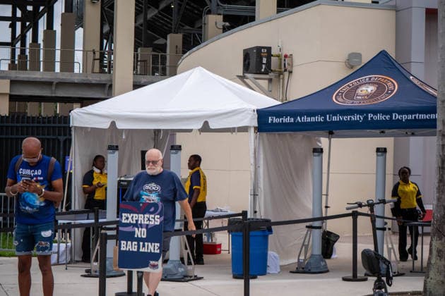 June 9, 2026, Boca Raton, Fl, USA: Security personnel work a checkpoint outside FAU Stadium in Boca Raton, Florida, on Tuesday as CuraoÂßao arrived for a closed training session before its World Cup debut vs Germany. Boca Raton USA - ZUMAc343 20260609_znp_c343_016 Copyright: xChrisxBeckettx