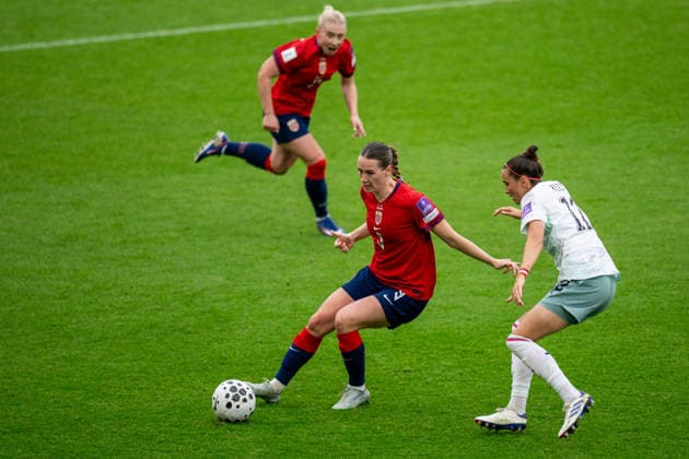 260609 Elisabeth Terland of Norway and Jennifer Klein of Austria during the FIFA Women s World Cup Qualifier football match between Norway and Austria on June 9, 2026 in Oslo. Photo: Jon Olav Nesvold BILDBYRAN COP 217 MM0070 bbeng fotball soccer football fotboll FIFA World Cup, WM, Weltmeisterschaft, Fussball qualifiers vm-kvalifisering kvinner vm kvalik landskamp dam norge norway austria osterrike