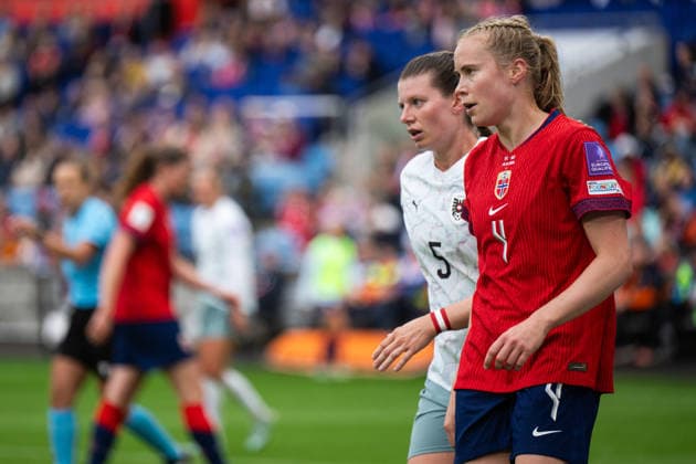 260609 Claudia Wenger of Austria and Julie Blakstad of Norway during the FIFA Women s World Cup Qualifier football match between Norway and Austria on June 9, 2026 in Oslo. Photo: Jon Olav Nesvold BILDBYRAN COP 217 MM0070 bbeng fotball soccer football fotboll FIFA World Cup, WM, Weltmeisterschaft, Fussball qualifiers vm-kvalifisering kvinner vm kvalik landskamp dam norge norway austria osterrike