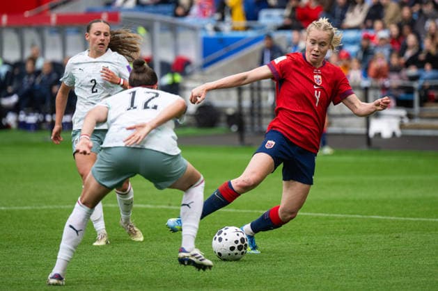 260609 Jennifer Klein of Austria and Julie Blakstad of Norway during the FIFA Women s World Cup Qualifier football match between Norway and Austria on June 9, 2026 in Oslo. Photo: Jon Olav Nesvold BILDBYRAN COP 217 MM0070 bbeng fotball soccer football fotboll FIFA World Cup, WM, Weltmeisterschaft, Fussball qualifiers vm-kvalifisering kvinner vm kvalik landskamp dam norge norway austria osterrike