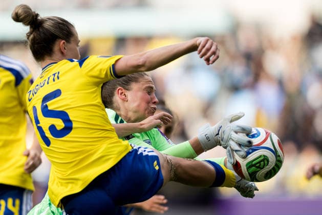 260609 Goalkeeper Laura Giuliani of Italy and Julia Zigiotti Olme of Sweden during the FIFA Women s World Cup Qualifier football match between Sweden and Italy on June 9, 2026 in Gothenburg. Photo: Michael Erichsen BILDBYRAN COP 89 CS0935 fotboll football soccer fotball vm-kval kval fifa womens world cup qualifier qualifier sverige sweden italien italy dam bbeng