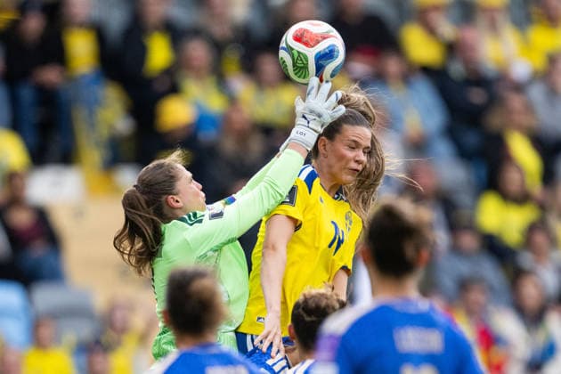 260609 Goalkeeper Laura Giuliani of Italy and Bella Andersson of Sweden during the FIFA Women s World Cup Qualifier football match between Sweden and Italy on June 9, 2026 in Gothenburg. Photo: Carl Sandin BILDBYRAN kod CS CS0935 fotboll football soccer fotball vm-kval kval fifa womens world cup qualifier qualifier sverige sweden italien italy dam bbeng