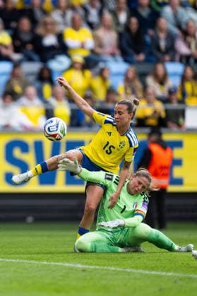 260609 Julia Zigiotti Olme of Sweden and goalkeeper Laura Giuliani of Italy during the FIFA Women s World Cup Qualifier football match between Sweden and Italy on June 9, 2026 in Gothenburg. Photo: Carl Sandin BILDBYRAN kod CS CS0935 fotboll football soccer fotball vm-kval kval fifa womens world cup qualifier qualifier sverige sweden italien italy dam bbeng