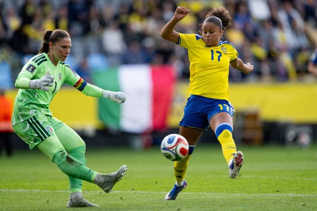 260609 Goalkeeper Laura Giuliani of Italy and Felicia Schröder of Sweden during the FIFA Women s World Cup Qualifier football match between Sweden and Italy on June 9, 2026 in Gothenburg. Photo: Carl Sandin BILDBYRAN kod CS CS0935 fotboll football soccer fotball vm-kval kval fifa womens world cup qualifier qualifier sverige sweden italien italy dam bbeng