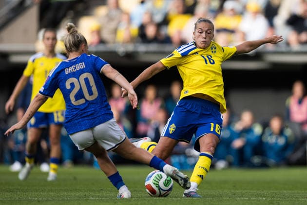 260609 Giada Greggi of Italy and Filippa Angeldahl of Sweden during the FIFA Women s World Cup Qualifier football match between Sweden and Italy on June 9, 2026 in Gothenburg. Photo: Michael Erichsen BILDBYRAN COP 89 CS0935 fotboll football soccer fotball vm-kval kval fifa womens world cup qualifier qualifier sverige sweden italien italy dam bbeng