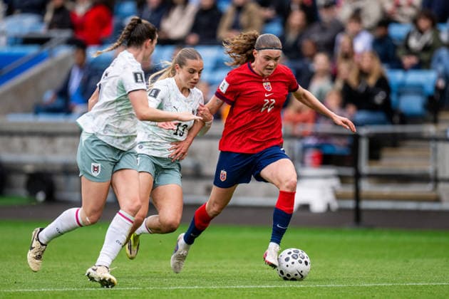 260609 Claudia Wenger, Louise Schöffel of Austria and Signe Gaupset of Norway during the FIFA Women s World Cup Qualifier football match between Norway and Austria on June 9, 2026 in Oslo. Photo: Jon Olav Nesvold BILDBYRAN COP 217 MM0070 bbeng fotball soccer football fotboll FIFA World Cup, WM, Weltmeisterschaft, Fussball qualifiers vm-kvalifisering kvinner vm kvalik landskamp dam norge norway austria osterrike