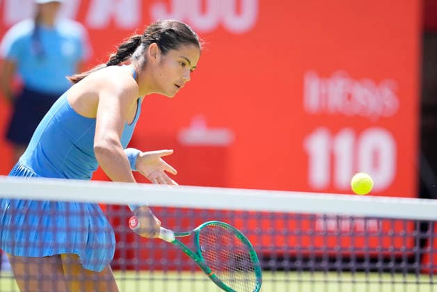 HSBC Championships - Day Two Emma Raducanu competes during her Round of 32 match at The HSBC Championships 2026 Women s tennis tournament at The Queen s Club in London, England, on June 9, 2026. London Greater London United Kingdom  Copyright: xOwenxHammondx originalFilename:hammond-thehsbcc260609_npyDN.jpg