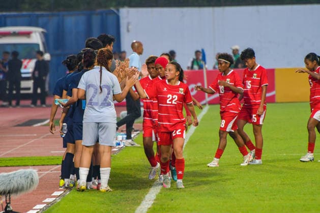 Indonesia v Cambodia - FIFA Women s International Friendly, Länderspiel, Nationalmannschaft Indonesian women s national football team players high-five with Cambodian women s national football team players after the FIFA Women s Match Day 2026 at Arcamanik Stadium in Bandung, West Java, Indonesia, on June 9, 2026. The match ends in a 1-1 draw. BANDUNG West Java Indonesia  Copyright: xKhairizalxMarisx originalFilename:maris-fifawome260609_npBEf.jpg
