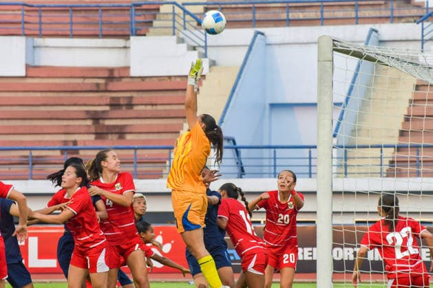 Indonesia v Cambodia - FIFA Women s International Friendly, Länderspiel, Nationalmannschaft Indonesian Women s national team, Nationalteam goalkeeper Iris Joska De Rouw deflects the ball during the match against the Cambodian Women s National Team on FIFA Women s Match Day 2026 at Arcamanik Stadium in Bandung, West Java, Indonesia, on June 9, 2026. The match ends in a 1-1 draw. BANDUNG West Java Indonesia  Copyright: xKhairizalxMarisx originalFilename:maris-fifawome260609_npBs0.jpg