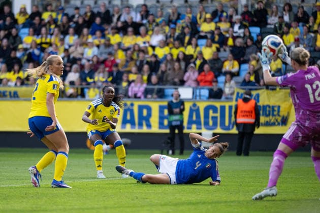 260609 Federica D Auria of Italy scores 0-1 behind Smilla Holmberg, Monica Jusu Bah and goalkeeper Jennifer Falk of Sweden during the FIFA Women s World Cup Qualifier football match between Sweden and Italy on June 9, 2026 in Gothenburg. Photo: Mathias Bergeld BILDBYRAN kod MB CS0935 fotboll football soccer fotball vm-kval kval fifa womens world cup qualifier qualifier sverige sweden italien italy dam bbeng