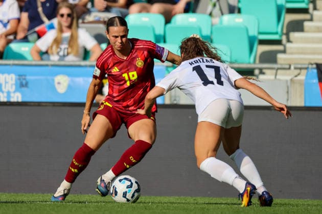 Ljubljana, Slowenien: 09.06. 2026 - Länderspiel - WM-Qualifikation der Frauen - Slowenien vs. Deutschland Im Bild: v.li. im Zweikampf Klara Bühl Buehl (Deutschland) und Izabela Krizaj (Slowenien)