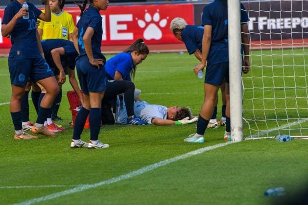 Indonesia v Cambodia - FIFA Women s International Friendly, Länderspiel, Nationalmannschaft Cambodian Women s national team, Nationalteam goalkeeper Chea Fariya (center) is injured after blocking the ball during the match against the Indonesian Women s National Team on FIFA Women s Match Day 2026 at Arcamanik Stadium in Bandung, West Java, Indonesia, on June 9, 2026. The match ends in a 1-1 draw. BANDUNG West Java Indonesia  Copyright: xKhairizalxMarisx originalFilename:maris-fifawome260609_npiPa.jpg