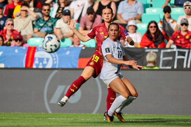 Ljubljana, Slowenien: 09.06. 2026 - Länderspiel - WM-Qualifikation der Frauen - Slowenien vs. Deutschland Im Bild: v.li. Klara Bühl Buehl (Deutschland) und Izabela Krizaj (Slowenien)