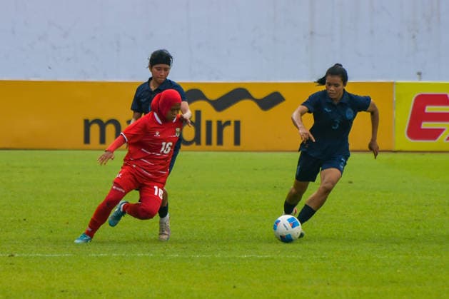 Indonesia v Cambodia - FIFA Women s International Friendly, Länderspiel, Nationalmannschaft Indonesian Women s national team, Nationalteam footballer Rosdilah Siti Nurrohmah (left) competes for the ball with Cambodian Women s National Team footballer Kin Ramksa (right) during the 2026 FIFA Women s Match Day at Arcamanik Stadium in Bandung, West Java, Indonesia, on June 9, 2026. The match ends in a 1-1 draw. BANDUNG West Java Indonesia  Copyright: xKhairizalxMarisx originalFilename:maris-fifawome260609_npL2p.jpg